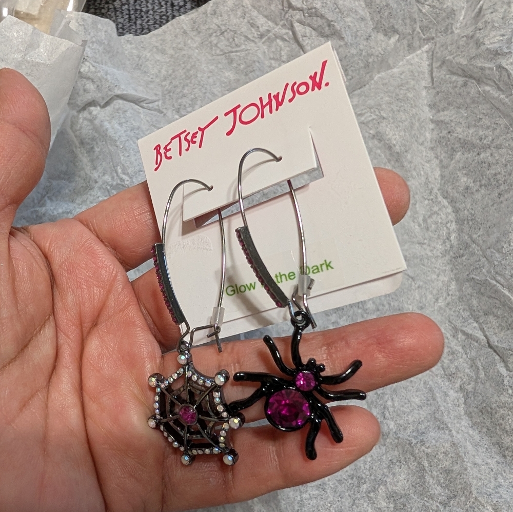 Betsey Johnson Fuchsia and Black Spider Earrings - Picture 3 of 3